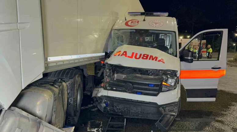 Ambulans ile Tır Çarpıştı: 3’ü Sağlıkçı 6 Yaralı