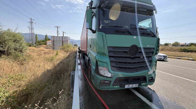 Seyir Halindeki Tırda Yangın Paniği