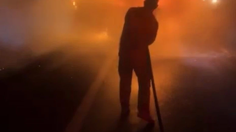 Orman Yangınına Giderken Yanan Kamyoneti Söndürdüler!