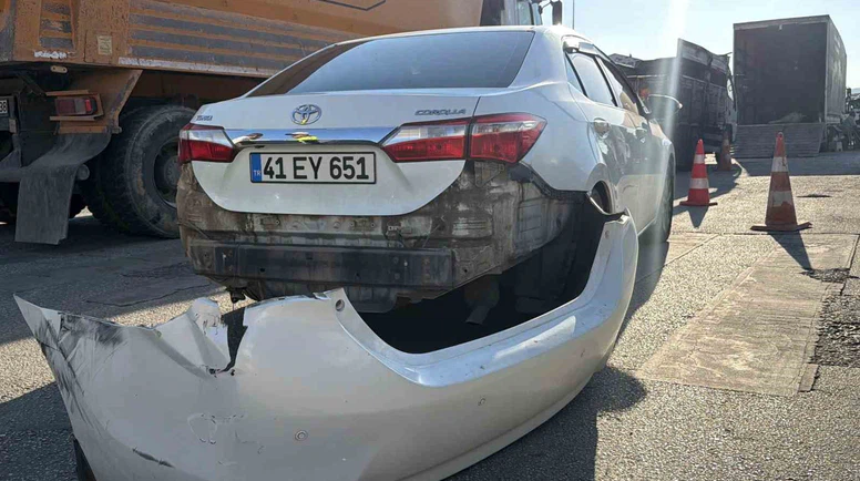 Kamyon ve Otomobil Çarpıştı