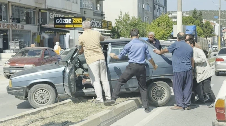 Kontrolden Çıkan Otomobil Refüje Çıktı