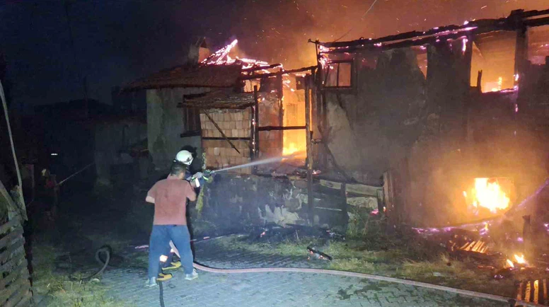 Çorum’da alevlere teslim olan iki ev küle döndü