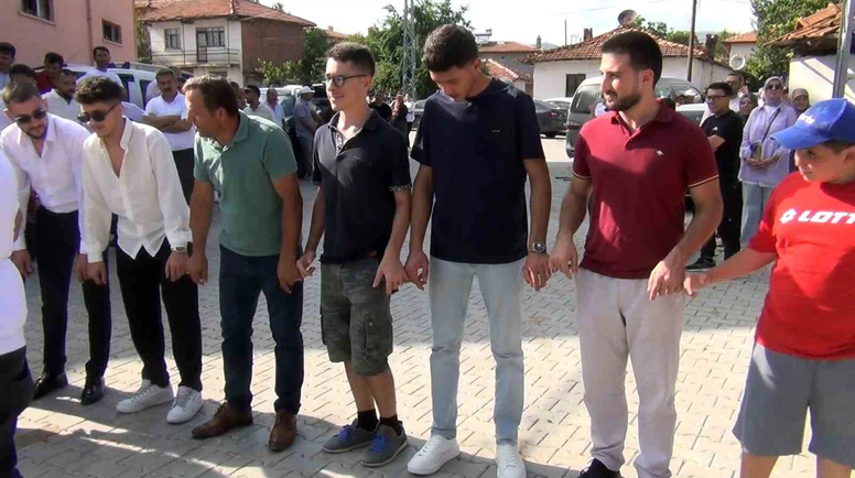 Çorum’da düğüne İtalyan damgası: İki İtalyan halay çekip çiftetelli oynadılar