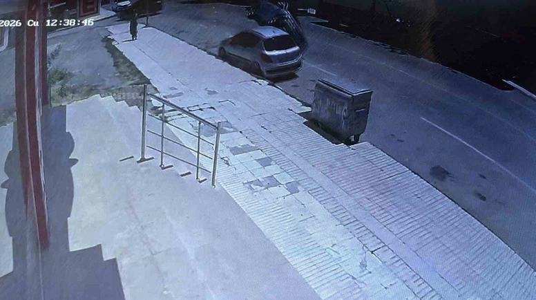 Çorum’da park halindeki araca çarpan otomobil devrildi