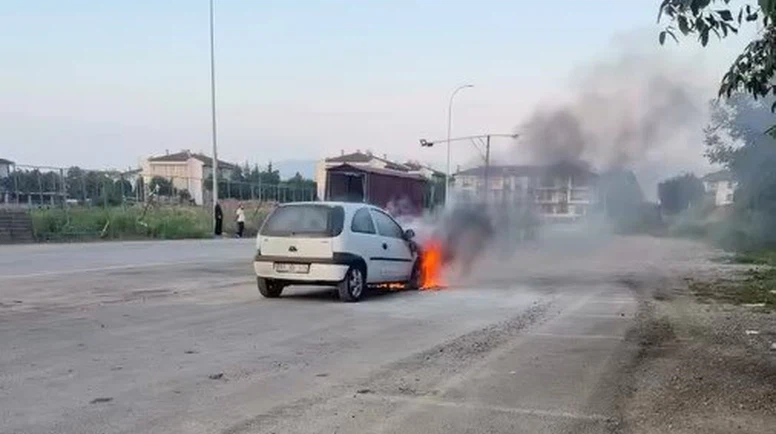 Otomobilin Motor Bölümü Alev Aldı