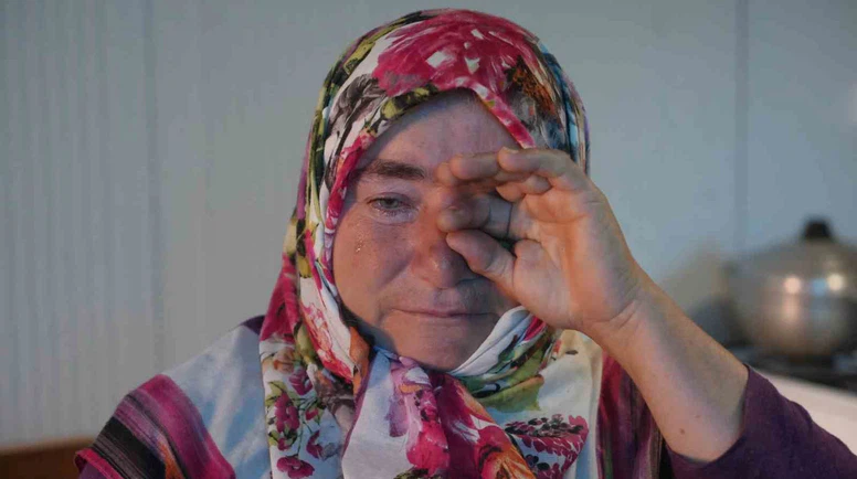 Evleri küle döndü, yardım parasıyla ev yaptırmak isterken konteynere mahkum oldular