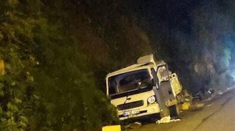 Kamyonet Kazası: 1 Kişi Hayatını Kaybetti, 2 Kişi Yaralandı