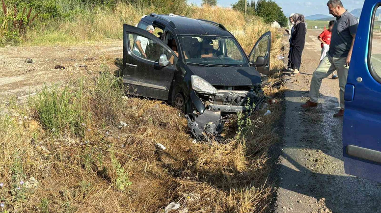 Hafif Ticari Araç Takla Attı: 2'si Çocuk 5 Yaralı