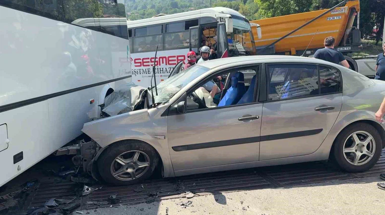 Halk Otobüsü ile Otomobil Çarpıştı: 7 Yaralı