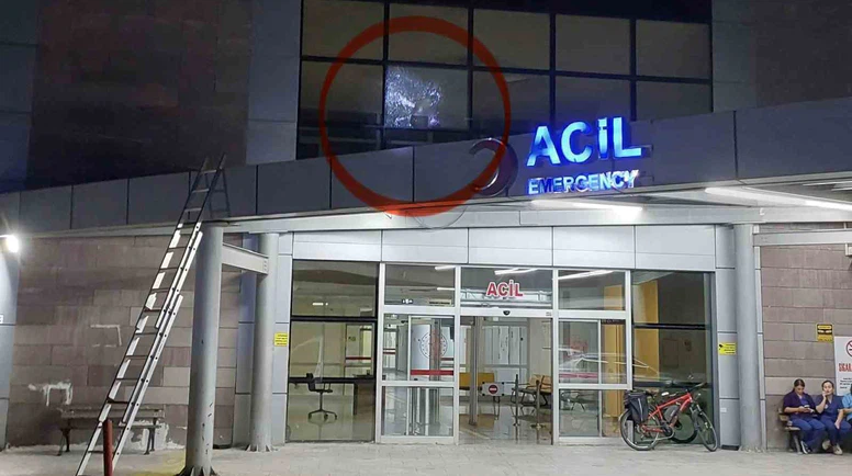 Hastanenin Camına Kurşun İsabet Etti: Şüpheli Silahıyla Yakalandı