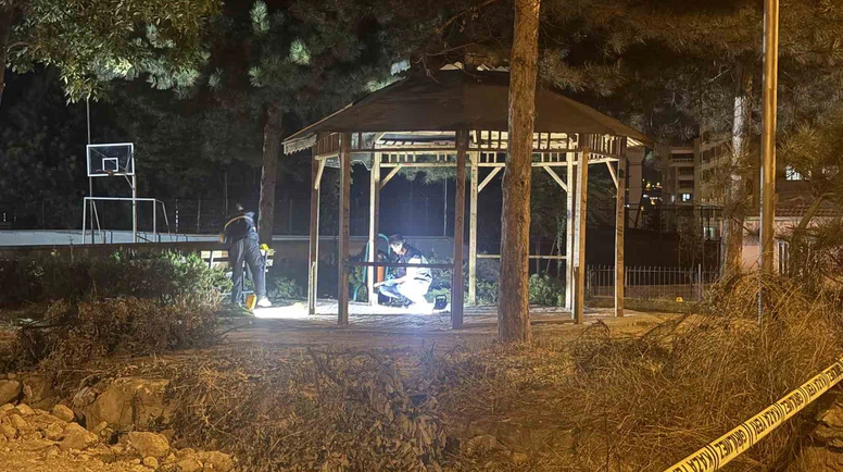 Okul Bahçesinde Bıçaklı Kavga: 1 Kişi Ağır Yaralandı