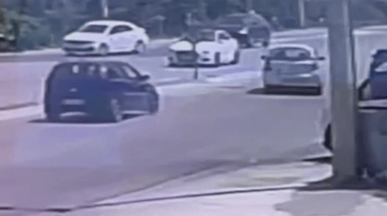 Kırmızı Işıkta Şerit Değiştiren Araç Kazaya Neden Oldu: 2 Yaralı