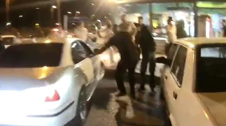 Bir Bakış Yetti, Yumruklar Konuştu!