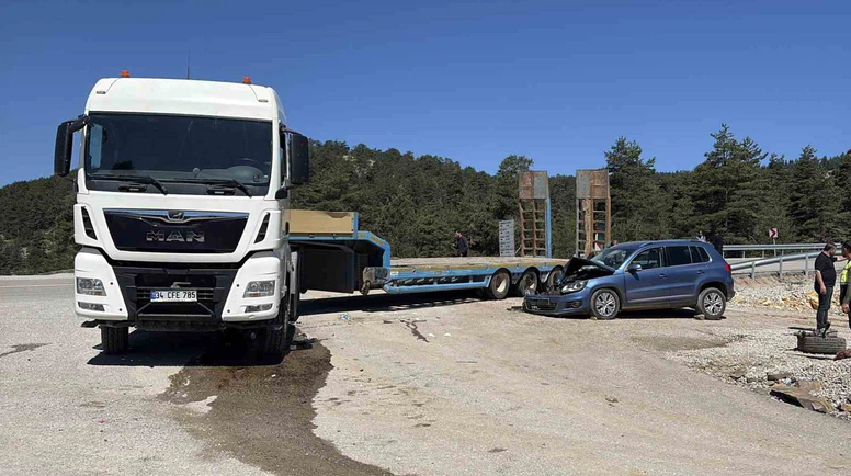 Otomobil ile Tır Çarpıştı: 4 Kişi Yaralandı
