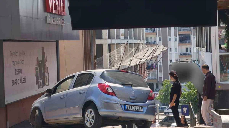 Navigasyon Şaşırttı, Otomobil Merdivende Kaldı!