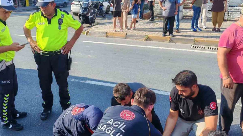 Otomobil Yayalara Çarptı: Biri Çocuk 2 Yaralı