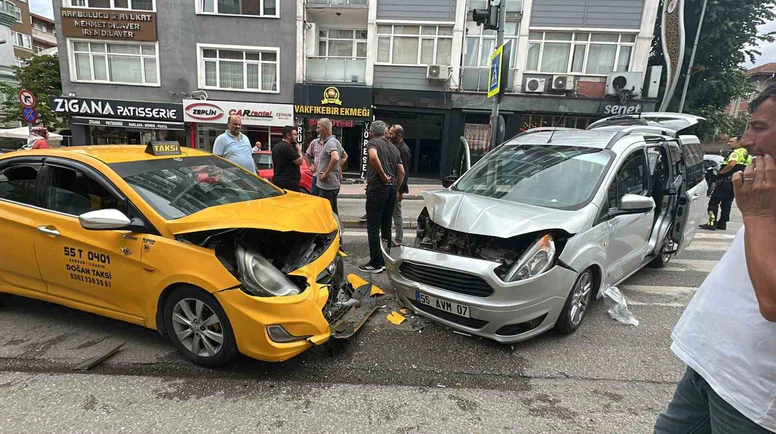 Kafa Kafaya Çarpıştılar! 2 Sürücü Hastaneye Kaldırıldı