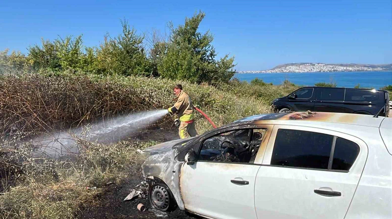 Otomobil Yangını Otluk Alana Sıçradı