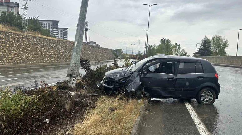 Otomobil Direğe Çarptı, 3 Yaralı