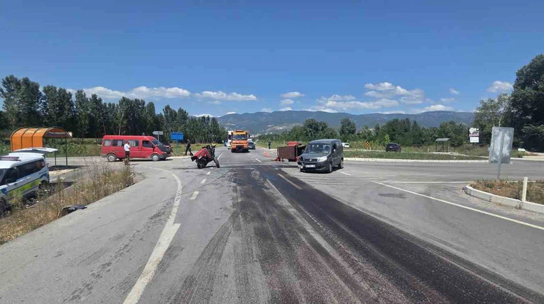 Traktör ile Hafif Ticari Araç Çarpıştı: 1’i Ağır 5 Yaralı