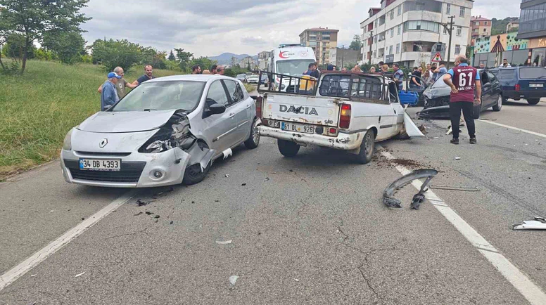 3 Araçlı Zincirleme Kaza: 8 Yaralı