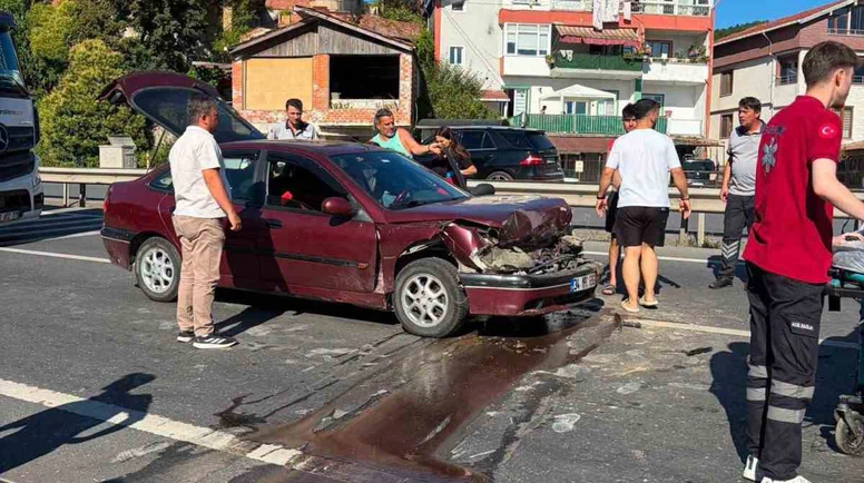 Yayalara Yol Vermek İçin Duran Kamyona Otomobil Çarptı: 2 Yaralı