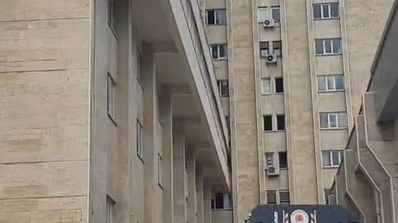 9. Katta Tehlikeli Anlar: Polis Ekipleri İkna ile Genci Kurtardı