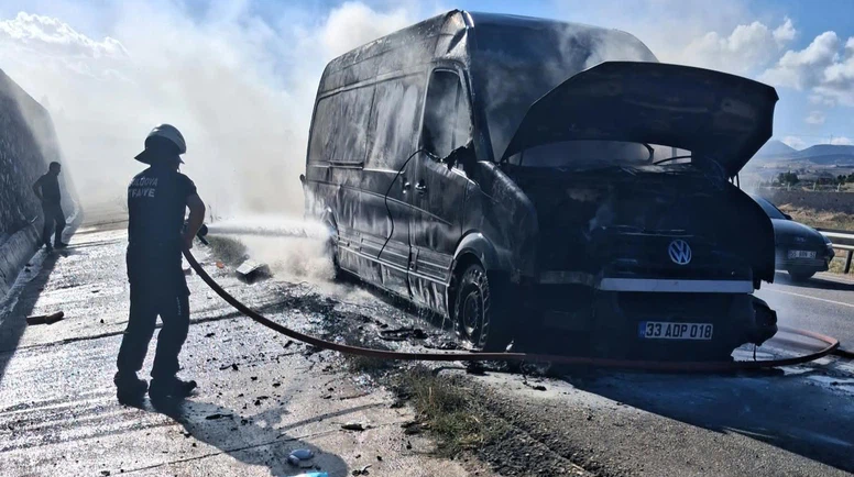 Amasya’da hırdavat malzemesi yüklü kamyonette yangın çıktı