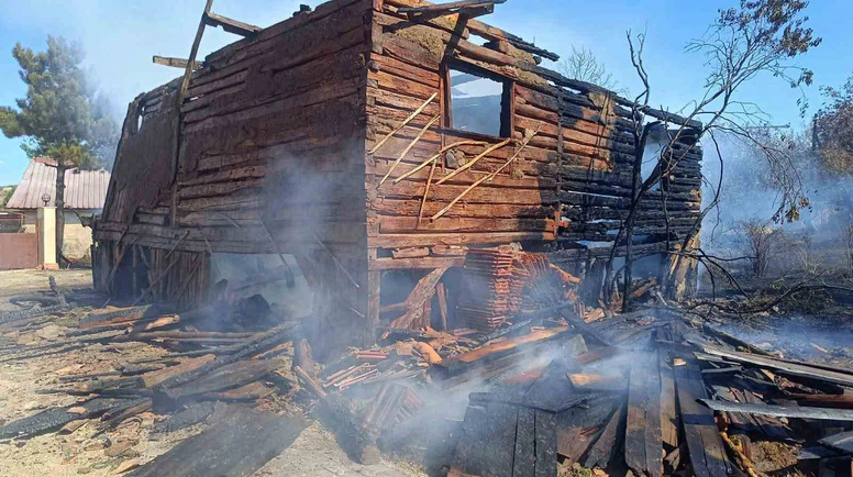 Ahşap Ev Alevlere Teslim Oldu