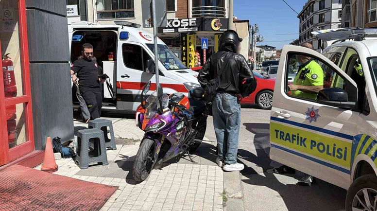 Motosiklet İle Otomobil Çarpıştı: 2 Kişi Yaralandı
