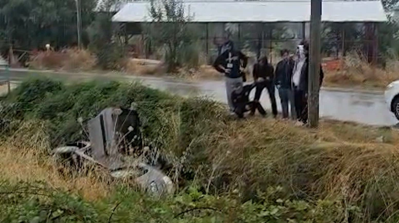 Otomobil Sulama Kanalına Uçtu