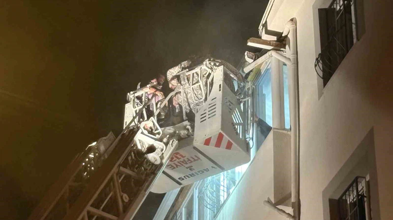 Çorum’da alevlerin sardığı apartman dairesinde mahsur kalan 7 kişi itfaiye merdiveniyle kurtarıldı