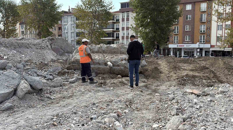 Çorum’da yıkım çalışması sırasında insan kafatası ve kemikler bulundu