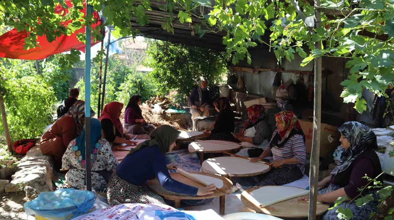 Çorumlu kadınların kış hazırlığı: Tandır başında imece usulü ekmek pişiriyorlar