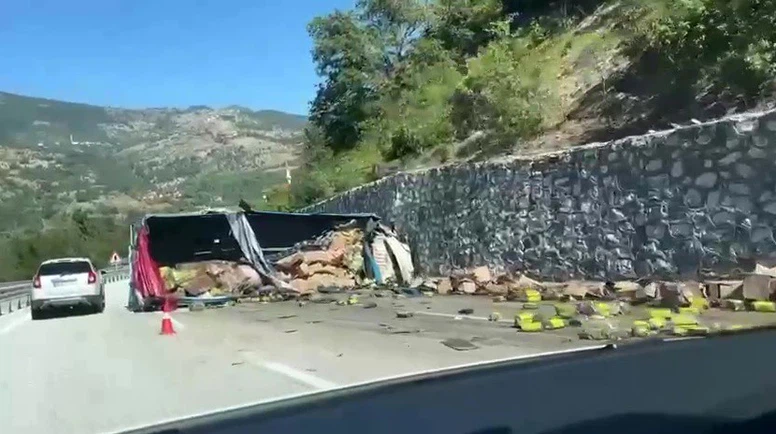 Tır İstinat Duvarına Çarptı: Baba Öldü, Oğlu Yaralandı