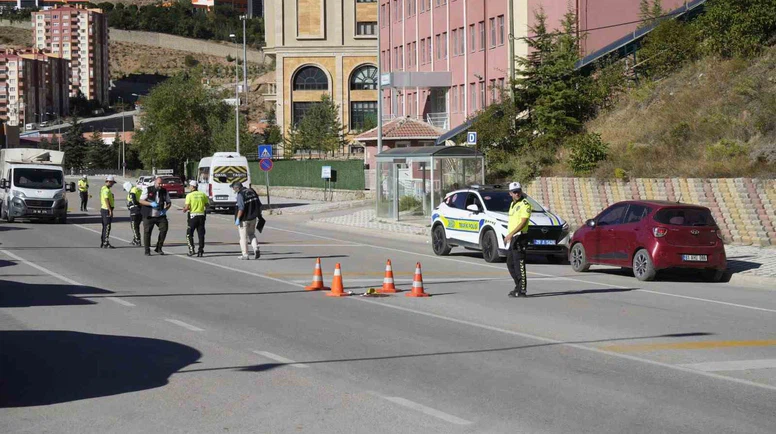 Yolun Karşısına Geçerken Canından Oldu