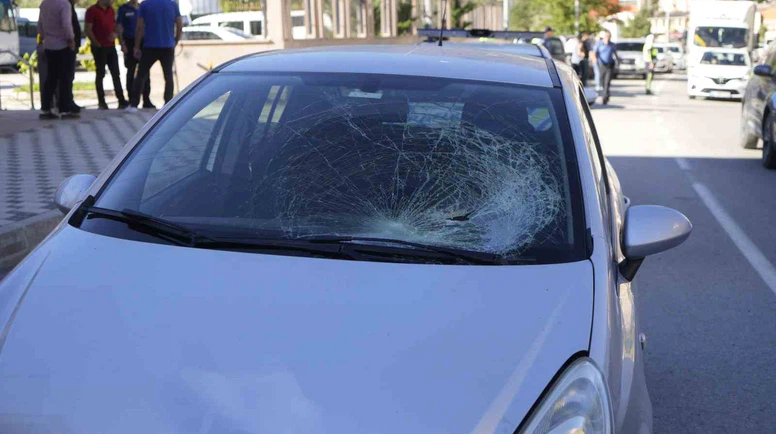 Otomobil Yayaya Çarptı: Yaralı Hastaneye Kaldırıldı