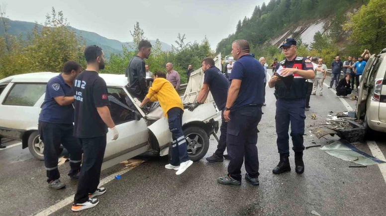 Kafa Kafaya Çarpıştılar: 1’i Bebek 7 Yaralı