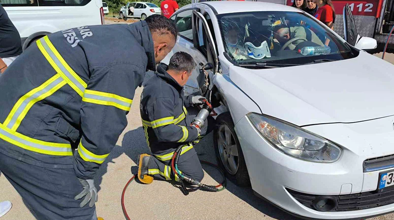 İki Otomobil Çarpıştı: 4 Yaralı