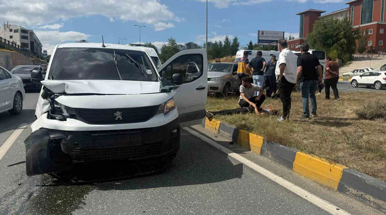 Kavşakta Çarpıştılar: 3 Kişi Yaralandı