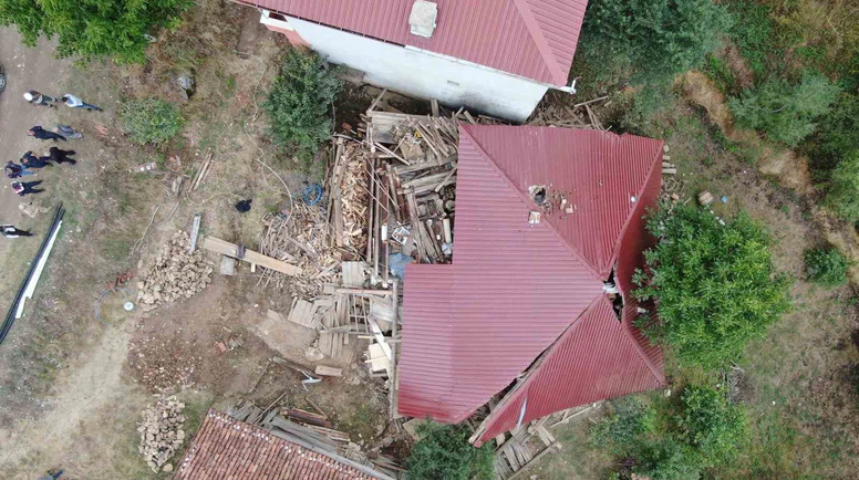 Tadilat Yapılan Köy Evi Çöktü: 5 Kişi Yaralı Kurtarıldı