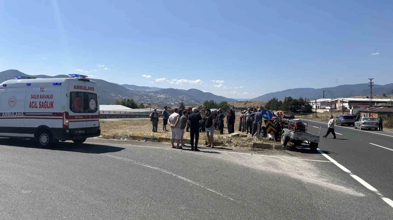 Feci Kaza! Traktör ile Otomobil Çarpıştı: 9 Yaralı