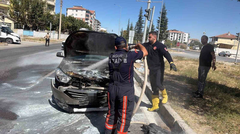 Çorum'da Kaza yapan hafif ticari araçta yangın çıktı
