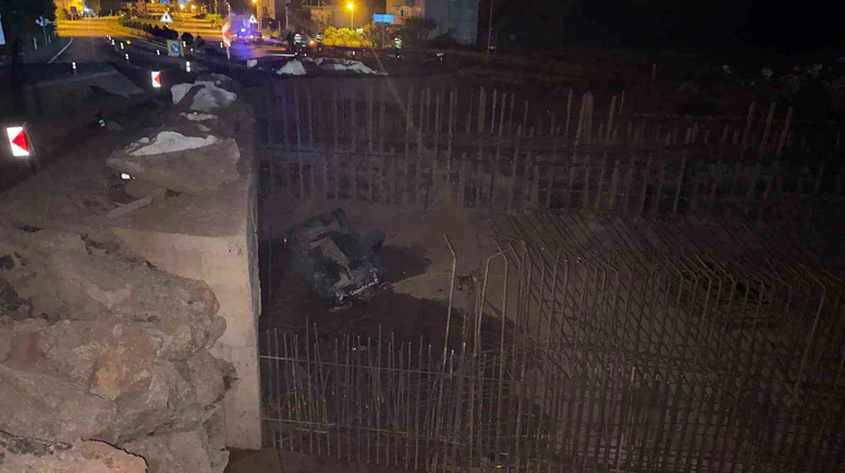 Otomobil Alt Geçit Temeline Uçtu: 2 Yaralı