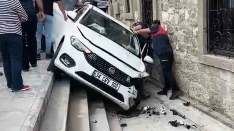 Otomobil Müzenin Merdivenlerinden Düştü!