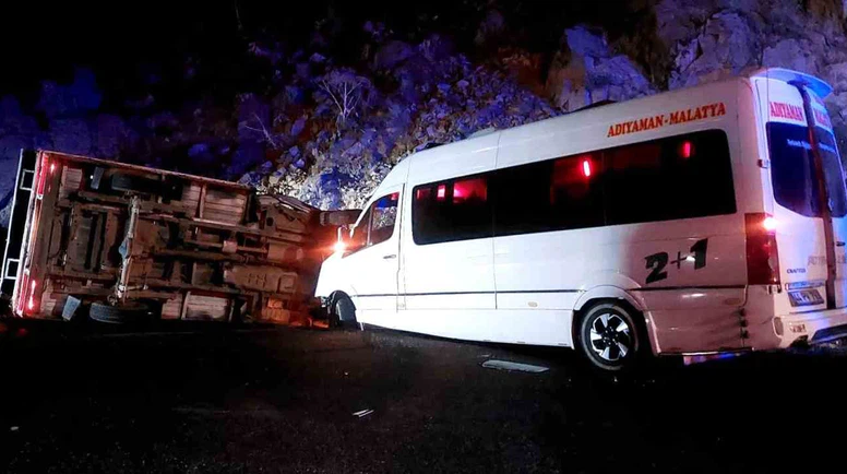 İşçileri Taşıyan Minibüs Kamyonetle Çarpıştı: 12 Yaralı