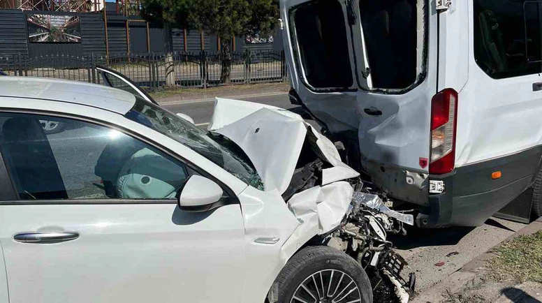 Otomobil Minibüse Arkadan Çarptı: 4 Yaralı