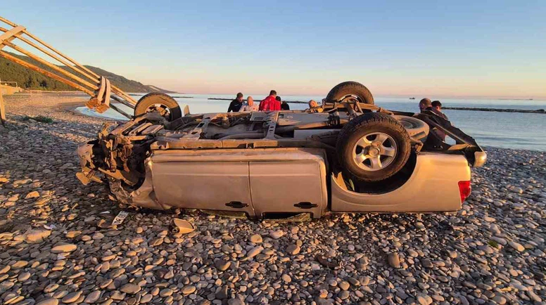 Pikap Halk Plajına Uçtu: 2 Yaralı