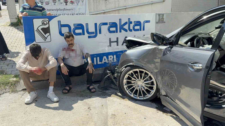 Otomobil Savruldu: 3 Kişi Yaralandı
