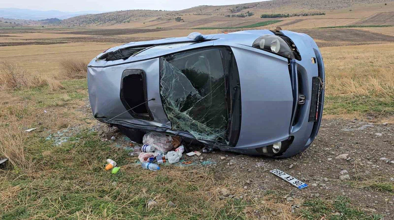 Otomobil Şarampole Devrildi: 1,5 Aylık Bebek de Yaralandı